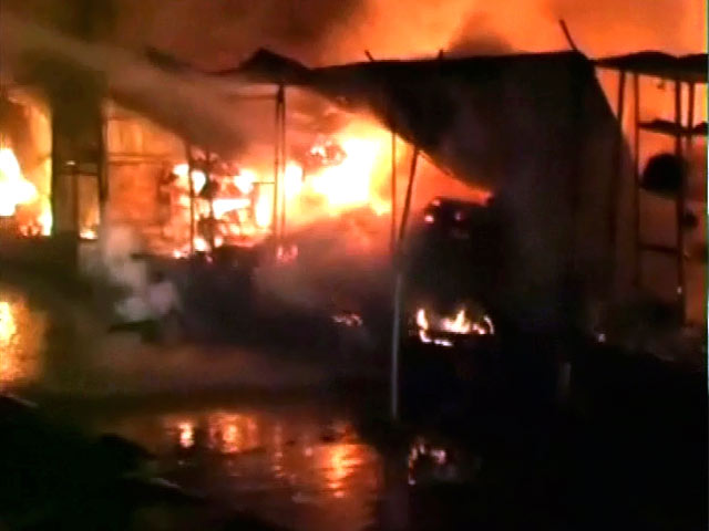 कानपुर के परेड बाज़ार इलाके में भीषण आग, बच्चे की मौत