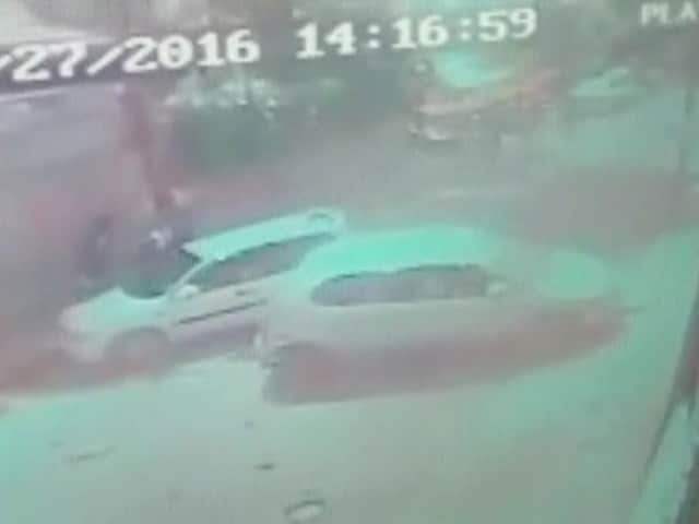 Videos : ऑन कैमरा : सर्जन ने मर्सिडीज से कारों-स्कूटर को ठोका, एक की मौत