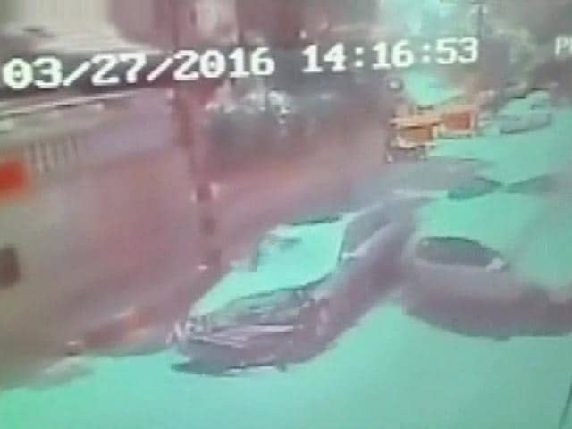 Video : Bengaluru Doctor Crashes Mercedes Into 6 Cars, One Dead