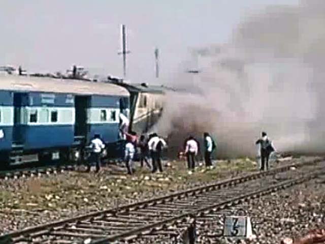 रेवाड़ी एक्सप्रेस में लगी आग, किसी के हताहत होने की सूचना नहीं