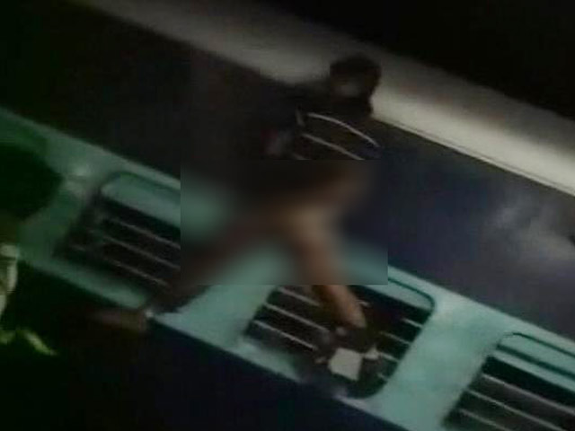 पानी पीने की दी सजा, युवक को ट्रेन की खिड़की से लटकाकर पीटा