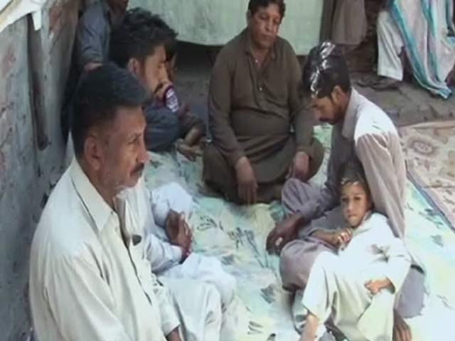 धमाकों से लहूलुहान लाहौर में गमजदा कई परिवार