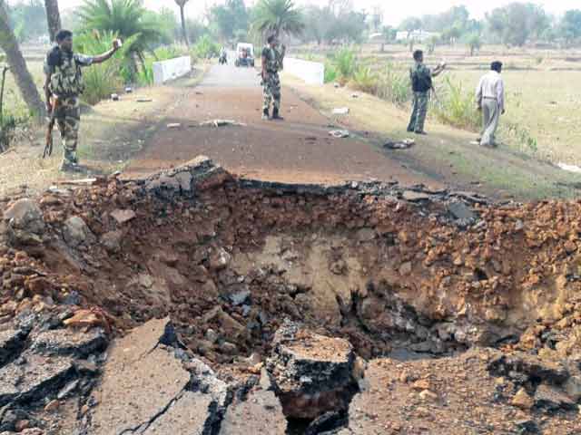 नक्सली हमले पर छत्तीसगढ़ सरकार और CRPF के अलग-अलग सुर