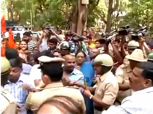 बेंगलुरु : पेपर लीक होने को लेकर छात्रों का हंगामा