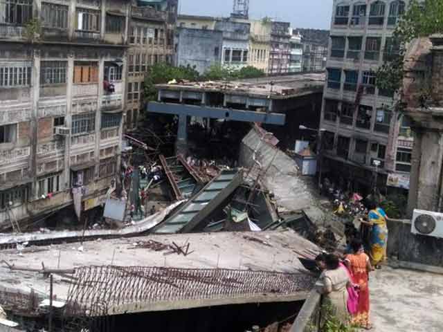 कोलकाता में निर्माणाधीन फ्लाईओवर का हिस्सा गिरा