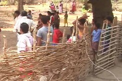 नक्सलियों के गढ़ में युवा खेल रहे अपना टी-20 टूर्नामेंट नक्सलियों के गढ़ में युवा खेल रहे अपना टी-20 टूर्नामेंट