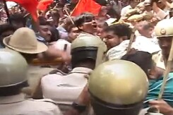बेंगलुरू : 12वीं की केमिस्ट्री का पर्चा लीक होने पर एबीवीपी का प्रदर्शन बेंगलुरू : 12वीं की केमिस्ट्री का पर्चा लीक होने पर एबीवीपी का प्रदर्शन