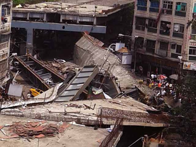 प्राइम टाइम इंट्रो : कोलकाता में पुल गिरने का जिम्‍मेदार कौन?