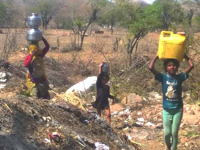 Families Abandon Villages In Search Of Water in Bundelkhand’s Jhansi