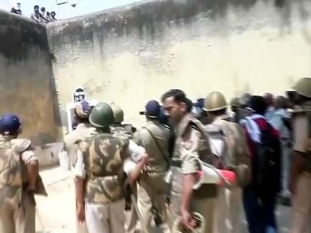 Videos : उत्तर प्रदेश : वाराणसी की जेल में कैदियों के दो गुटों में जमकर मारपीट