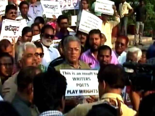 बेंगलुरु : मानव संसाधन मंत्रालय के ख़िलाफ़ उर्दू लेखकों, साहित्यकारों ने किया प्रदर्शन