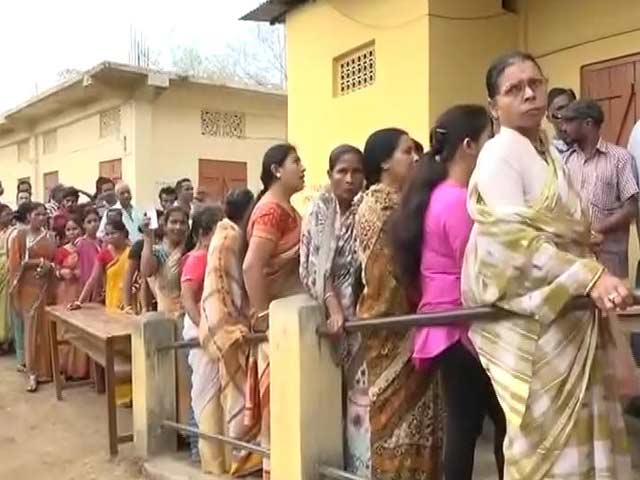 पश्चिम बंगाल में 18 सीटों के लिए मतदान जारी