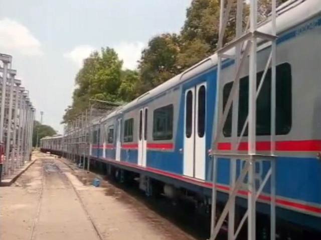 Videos : मुंबई को मिली पहली एसी लोकल ट्रेन