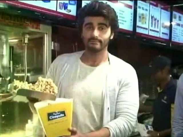 Video : When Arjun Kapoor Served Popcorn at a Theatre