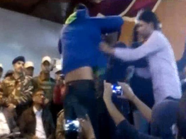 NIT श्रीनगर का वीडियो सामने आया, छात्रों ने कहा - NIT शिफ्ट करो