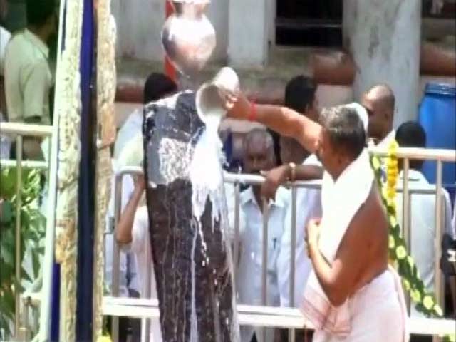 महिलाओं को भी मिली शनि शिंगणापुर में चबूतरे पर पूजा करने की इजाजत