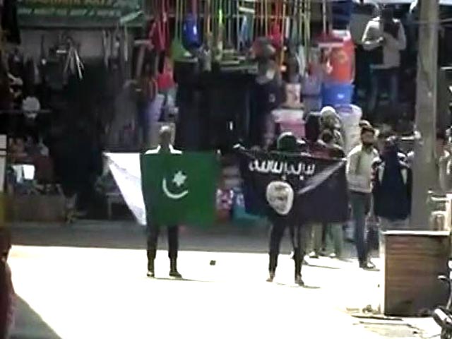 श्रीनगर में प्रदर्शन के दौरान पाकिस्तान और आईएस के झंडे लहराये