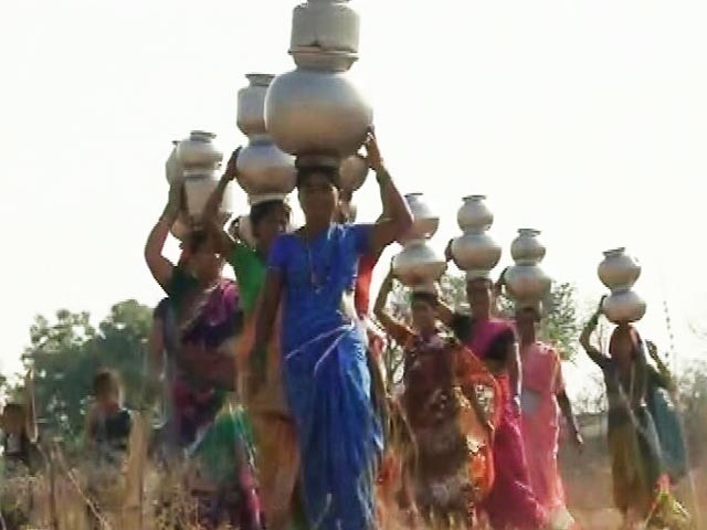 Videos : पानी लाने के लिए रोज़ 3 घंटे का सफर करती नालगोंडा की महिलाएं
