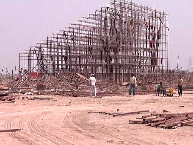 श्री श्री के कार्यक्रम के एक महीने बाद भी यमुना किनारे से नहीं हटा पूरा मलबा
