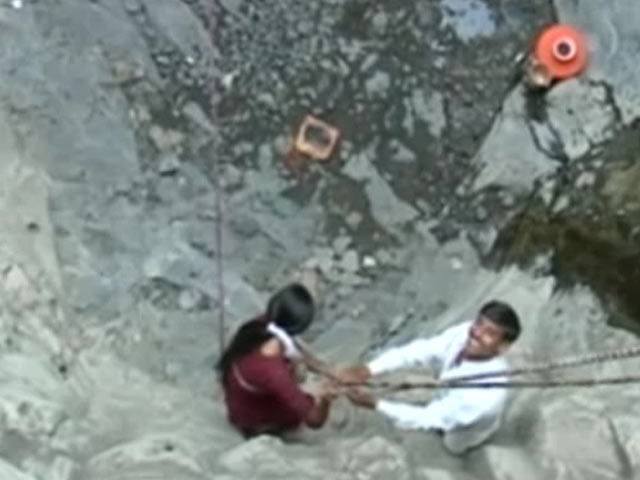 Videos : मराठवाड़ा : पानी के लिए 60 फुट नीचे कुएं में उतरते हैं बच्चे