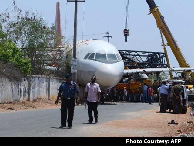 Hyderabad Watches A Plane Fall Onto A Building While Being Moved