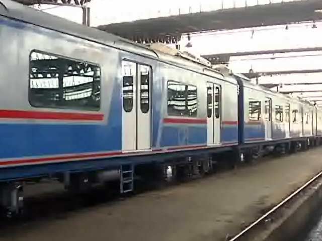 मुंबई की पहली एसी लोकल, चार डिब्बे होंगे महिलाओं के लिए आरक्षित