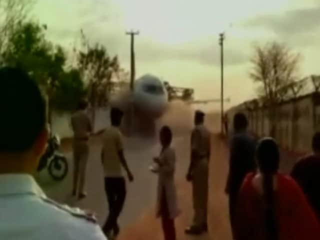Videos : हैदराबाद के बेगमपेट हवाई अड्डे पर क्रेन से गिरा प्लेन