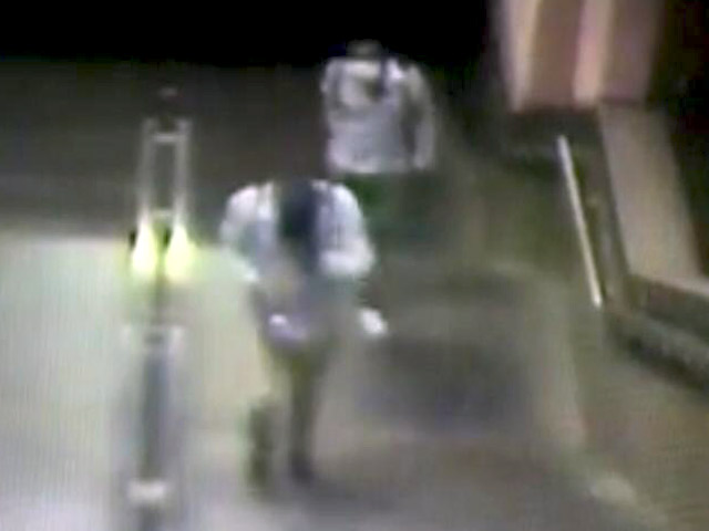 सीसीटीवी में कैद : मेट्रो स्टेशन के अंदर घुसकर 12 लाख लूटे