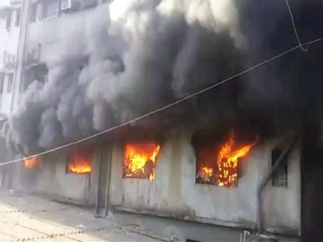Videos : भिवंडी में रिहायशी इमारत और पावरलूम फैक्ट्री में भीषण आग