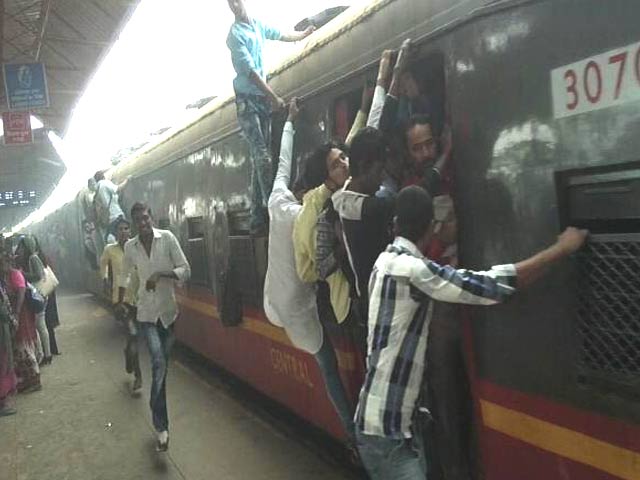 मुंबई की ‘लाइफ लाइन’ में चल रहा है जानलेवा खेल