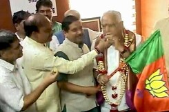 कर्नाटक में दिखने लगा येदियुरप्पा की वापसी का असर कर्नाटक में दिखने लगा येदियुरप्पा की वापसी का असर
