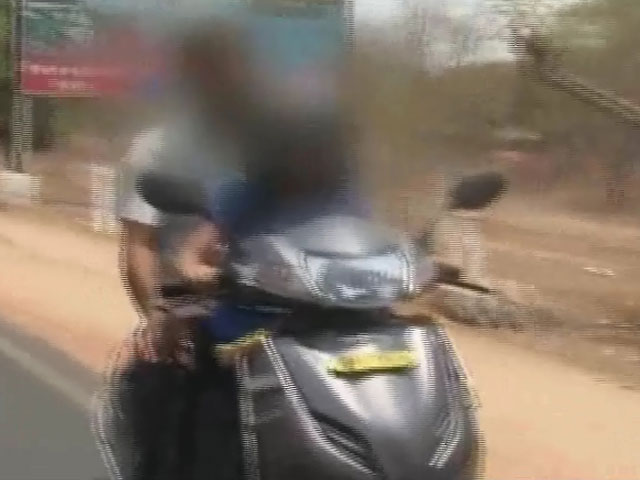 हादसे देखकर भी सबक नहीं लेते लोग, 7 साल की बच्ची को थमा दी स्कूटी