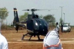 बूंद-बूंद को तरसते लातूर में मंत्रीजी के लिए हेलीपैड बनाने में 10,000 लीटर पानी खर्च बूंद-बूंद को तरसते लातूर में मंत्रीजी के लिए हेलीपैड बनाने में 10,000 लीटर पानी खर्च