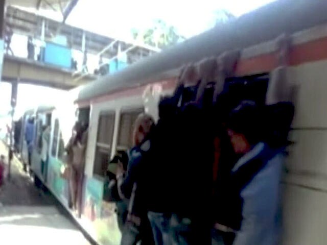 Video : प्राइम टाइम इंट्रो : मुंबई लोकल में स्टंट की नौटंकी