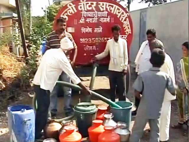 सूखे में फलता-फूलता नेताओं के वाटर टैंकरों का धंधा