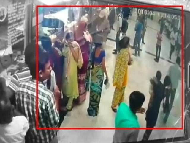 Video : मुंबई सेंट्रल रिज़र्वेशन केंद्र पर अज्ञात स्प्रे से मची अफ़रा-तफ़री