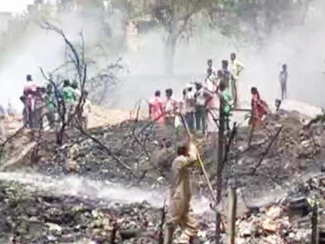 द्वारका के सेक्टर-3 में झुग्गी बस्ती में लगी आग, 80 से ज्यादा झुग्गियां जलकर खाक