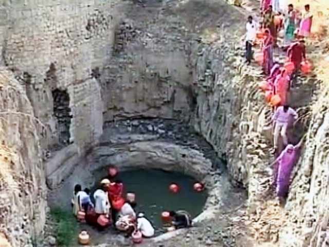 मराठवाड़ा : बच्चों के सिर पर भी पानी के घड़े का भार