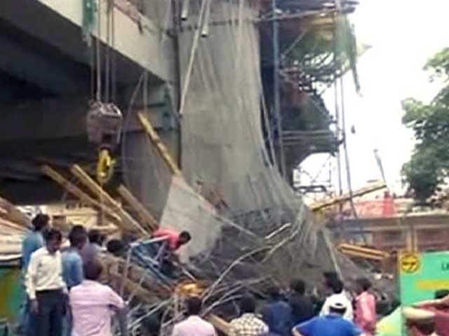 Video : 2 Injured After Part Of Metro Pillar Collapses In Lucknow