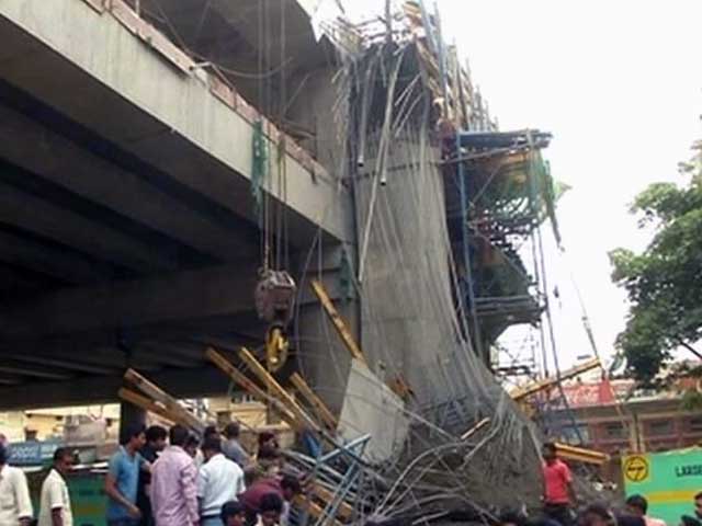 लखनऊ : निर्माणाधीन मेट्रो पिलर का एक हिस्सा गिरा, 3 घायल