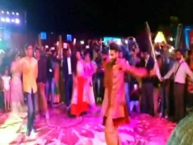 Videos : अपनी शादी के संगीत समारोह में तलवारबाजी करते दिखे 'सर' जडेजा