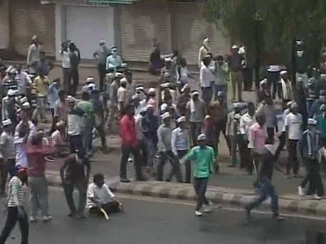 Videos : गुजरात : पटेल आंदोलनकारियों की पुलिस से झड़प के बाद मेहसाणा में कर्फ्यू