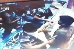 कैमरे में कैद : दिनदहाड़े पिस्तौल की नोक पर गहनों की दुकान में लूट कैमरे में कैद : दिनदहाड़े पिस्तौल की नोक पर गहनों की दुकान में लूट