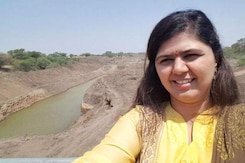 सूखे का जायज़ा लेने के दौरान पंकजा मुंडे ने ली सेल्फी, हुआ विवाद सूखे का जायज़ा लेने के दौरान पंकजा मुंडे ने ली सेल्फी, हुआ विवाद