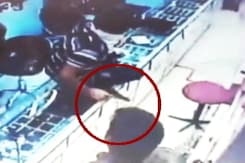 कैमरे में कैद : लुटेरों ने पिस्तौल दिखाकर जौहरी को लूटा कैमरे में कैद : लुटेरों ने पिस्तौल दिखाकर जौहरी को लूटा