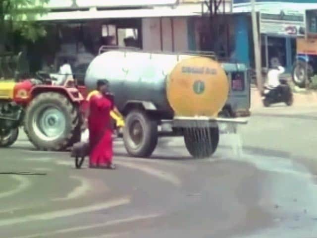 Videos : सूखे से बेपरवाह प्रशासन, कर्नाटक के सीएम के दौरे की तैयारी में पानी की बरबादी