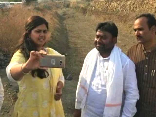 सेल्फी विवाद में घिरी पंकजा पर अब गैर सरकारी काम का श्रेय लेने का आरोप