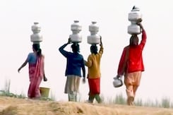 प्यासे बुंदेलखंड को बस वाटर टैंकर का सहारा प्यासे बुंदेलखंड को बस वाटर टैंकर का सहारा