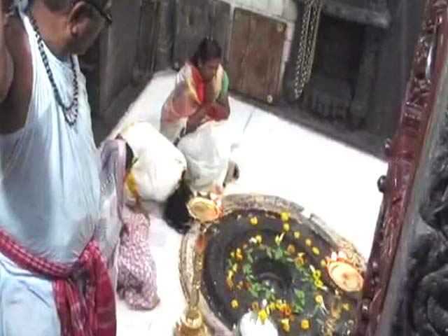 त्र्यम्बकेश्वर मंदिर में महिलाओं ने की पूजा