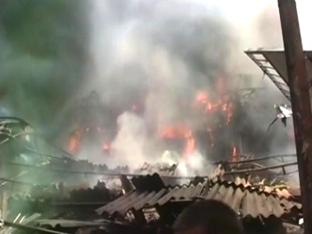 मेरठ की फोम फैक्टरी में लगी आग, मौके पर फायर ब्रिगेड की 8 गाड़ियां